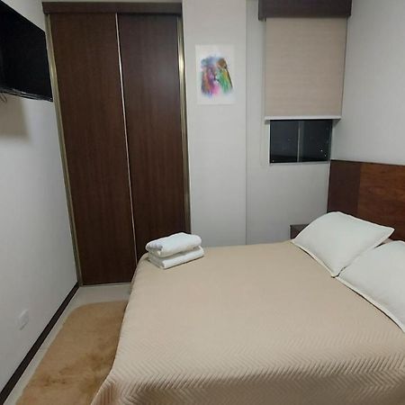 Hermoso y Único Apartamento Moderno, en pleno centro de Santa Cruz, con Netflix Wi-Fi de 60 MB, Estacionamiento Gratis y AC en todos los ambientes Santa Cruz de La Sierra Exterior foto
