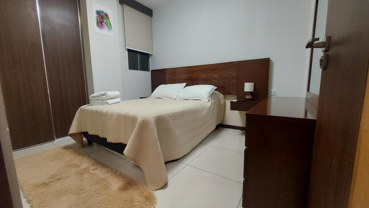 Hermoso y Único Apartamento Moderno, en pleno centro de Santa Cruz, con Netflix Wi-Fi de 60 MB, Estacionamiento Gratis y AC en todos los ambientes Santa Cruz de La Sierra Exterior foto