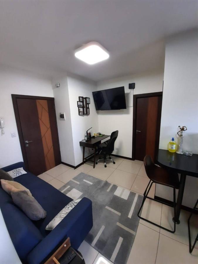Hermoso y Único Apartamento Moderno, en pleno centro de Santa Cruz, con Netflix Wi-Fi de 60 MB, Estacionamiento Gratis y AC en todos los ambientes Santa Cruz de La Sierra Exterior foto