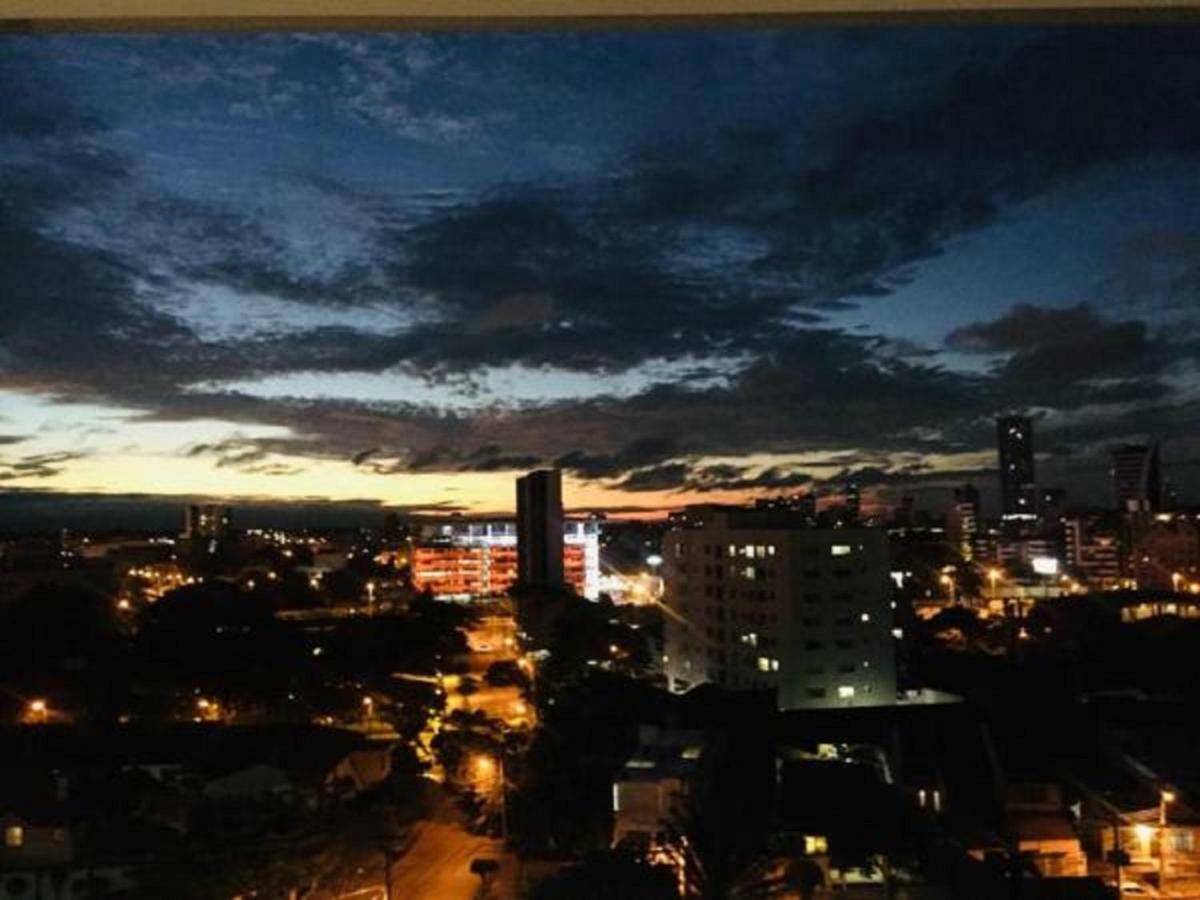 Hermoso y Único Apartamento Moderno, en pleno centro de Santa Cruz, con Netflix Wi-Fi de 60 MB, Estacionamiento Gratis y AC en todos los ambientes Santa Cruz de La Sierra Exterior foto