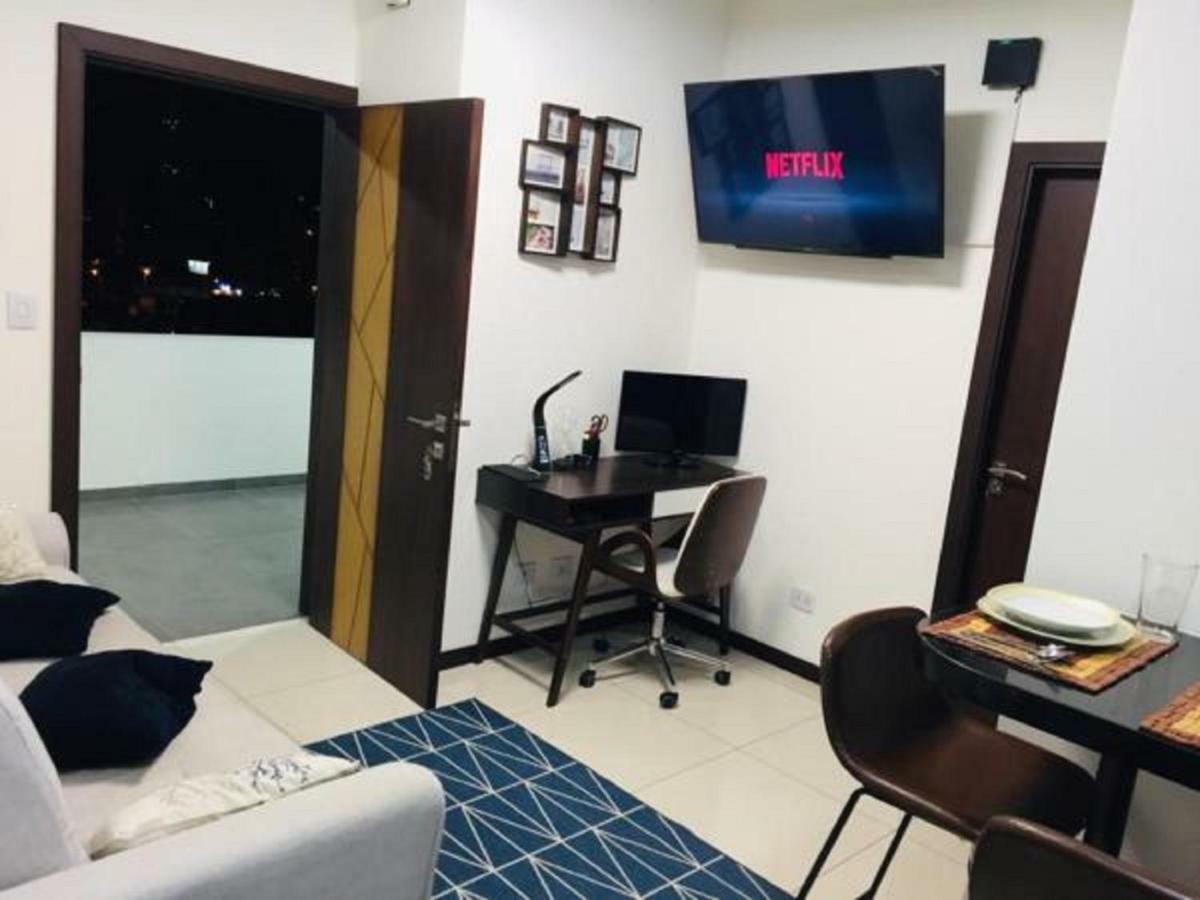 Hermoso y Único Apartamento Moderno, en pleno centro de Santa Cruz, con Netflix Wi-Fi de 60 MB, Estacionamiento Gratis y AC en todos los ambientes Santa Cruz de La Sierra Exterior foto