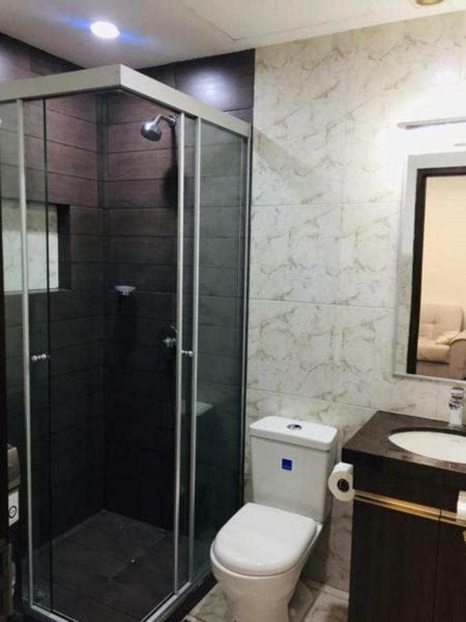 Hermoso y Único Apartamento Moderno, en pleno centro de Santa Cruz, con Netflix Wi-Fi de 60 MB, Estacionamiento Gratis y AC en todos los ambientes Santa Cruz de La Sierra Exterior foto